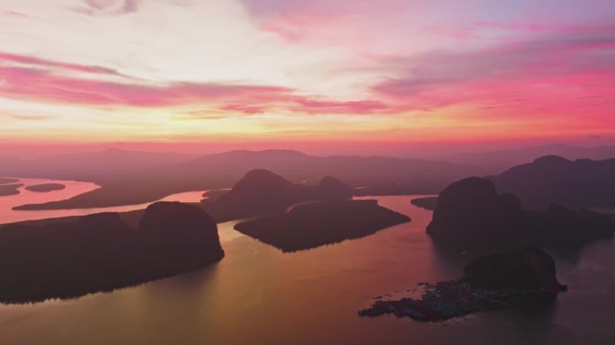 泰国甲米日落时的攀牙湾与山脉的鸟瞰图。
