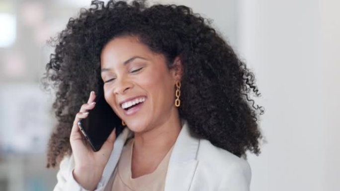女律师在打电话和大笑时通电话。职业女性兴奋地庆祝在一次移动对话中听到的成就消息。在法律职业中晋升的快
