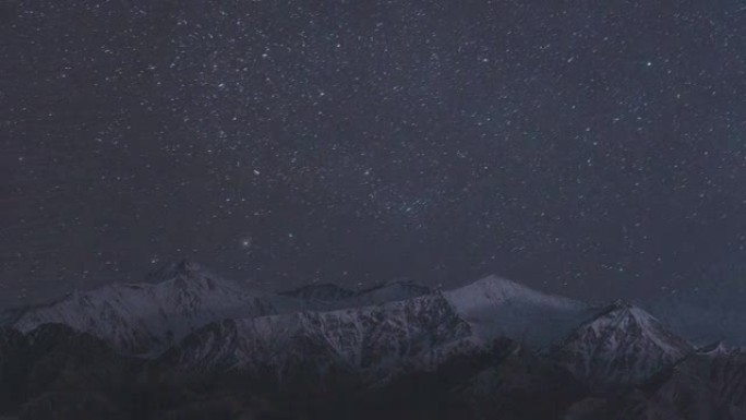 夜间雪山上空的T/L夜空