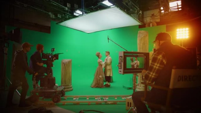 在电影制片厂设置的隔板关闭，导演说 “动作”，摄影师开始拍摄绿屏场景，两名才华横溢的演员穿着文艺复兴