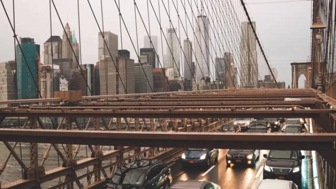 曼哈顿城市天际线和黄昏时布鲁克林大桥的交通