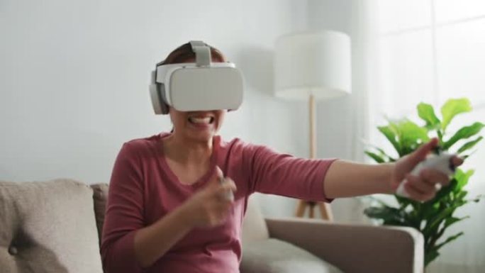 女子戴VR护目镜在家玩电玩射击
