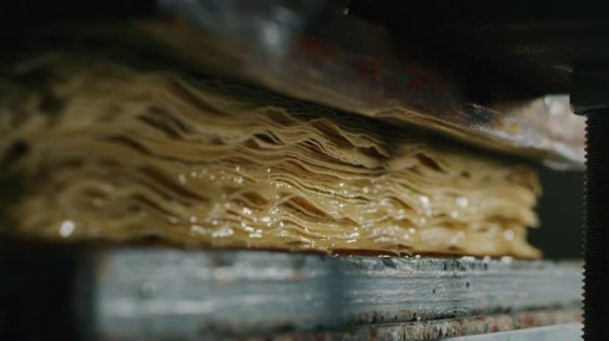工匠造纸大师的慢动作宏正在车间生产高质量的手工纸。以8K拍摄。手工制作的概念，高品质，工匠，意大利制