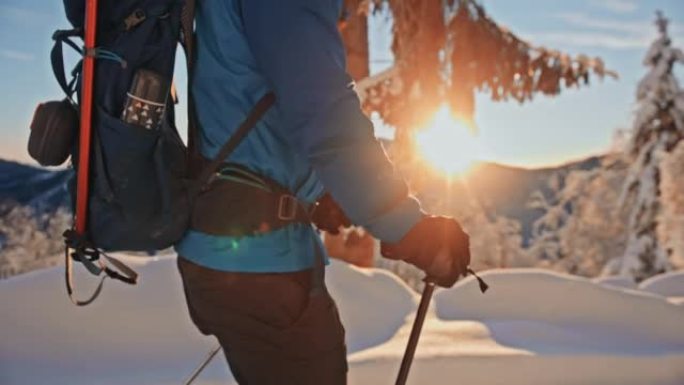 SLO MO Mountain远足者在日出时在山上行走