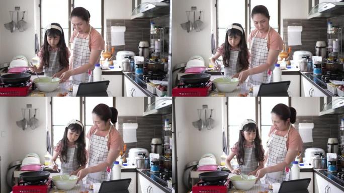 母女俩周末在家做锅饼