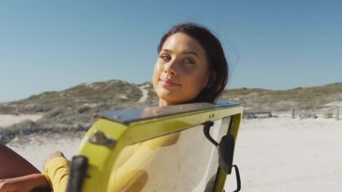 快乐的高加索女人躺在海边的沙滩车上