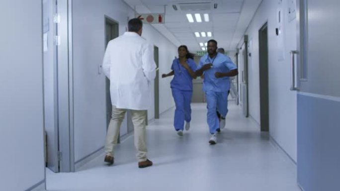 医院走廊紧急奔跑的男女医生群体