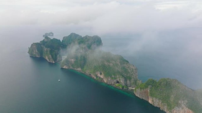 早晨雾天海洋中热带岛屿的空中无人机视图。4k自然/野生动物/天气概念。