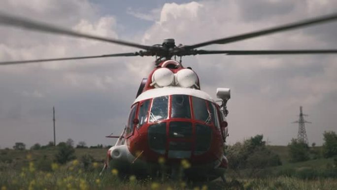 草地上的紧急服务直升机