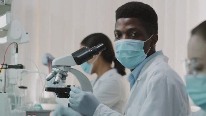实验室中的非裔美国男性科学家