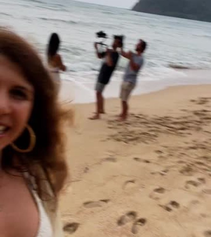 微笑的女人在幕后制作vlog