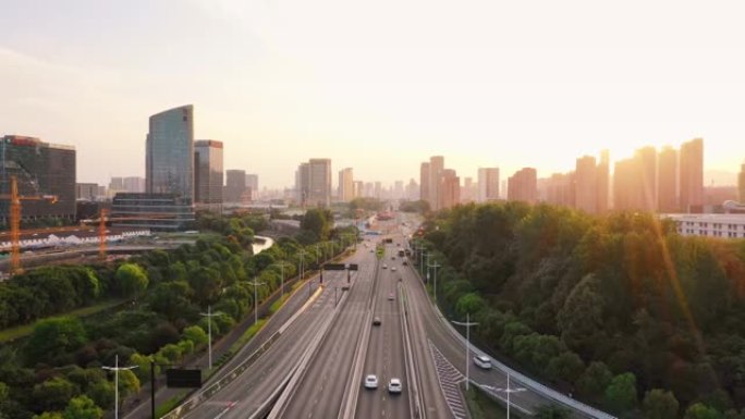 与日落的交界处俯视马路汽车跟拍鸟瞰道路车