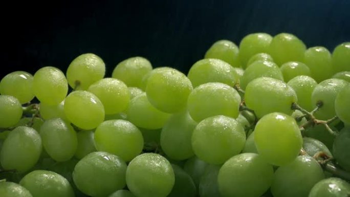 喷雾中的绿色葡萄使它们保持新鲜
