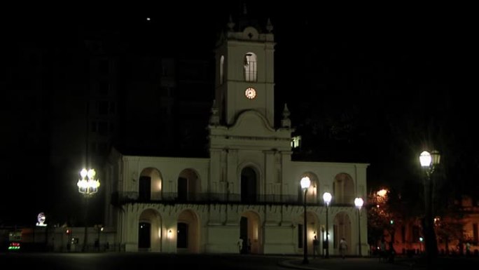 阿根廷布宜诺斯艾利斯夜间的卡比尔多 (西班牙语: Cabildo de Buenos Aires)。