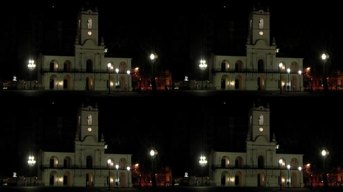 阿根廷布宜诺斯艾利斯夜间的卡比尔多 (西班牙语: Cabildo de Buenos Aires)。