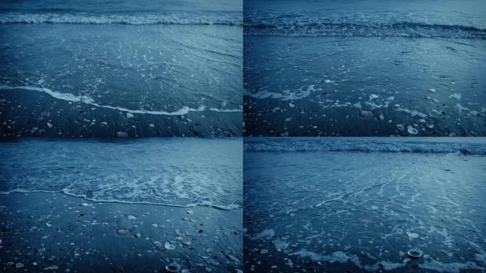 在寒冷的日子里，海浪在海滩上降落
