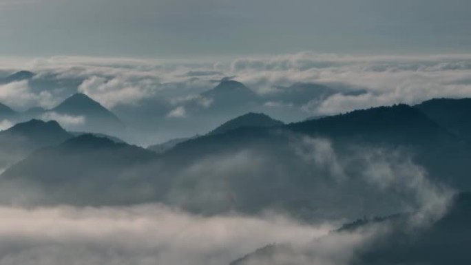 早上山上薄雾的鸟瞰图