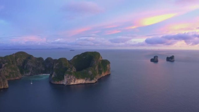 泰国披披群岛甲米玛雅海滩旅游地标鸟瞰图。