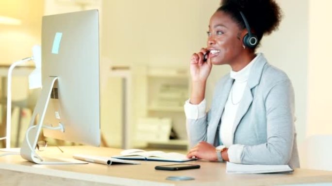呼叫中心代理通过她办公室的视频呼叫咨询客户。虚拟会议上的一名女性客户服务员工与保险买家交谈。一名女电