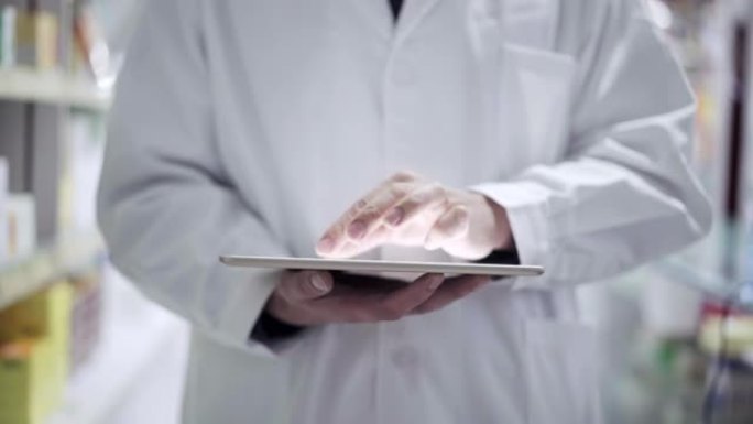 药剂师在药房使用数字平板电脑
