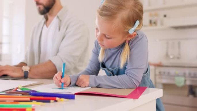 书籍，色彩和教育，一个女孩在父亲工作时在家里的桌子上做作业。家庭，学生和有创造力的女儿在纸上画画，接