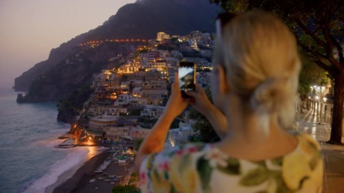 SLO MO女游客使用手机拍摄波西塔诺