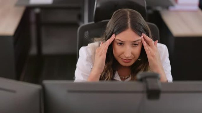 公司女性，在交流中头痛或压力，心理健康或工作沮丧。疲惫的技术专家，在悲伤，思考或沮丧时，台式计算机因