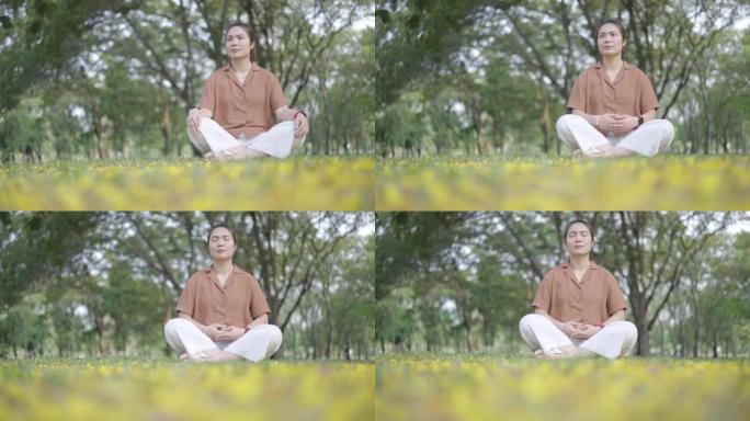 早上在公园里冥想瑜伽的亚洲妇女