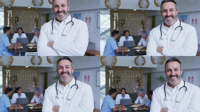 白人男性医生微笑的肖像，背景中与同事讨论