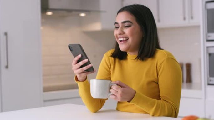 一名年轻女子使用智能手机在家喝咖啡的4k视频片段