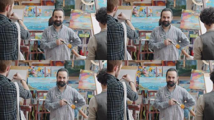 学生绘画时，中年男子艺术老师站在工作室里拿着画笔的肖像