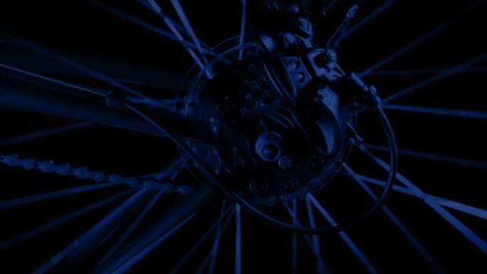 自行车在夜间车轮特写镜头开始移动