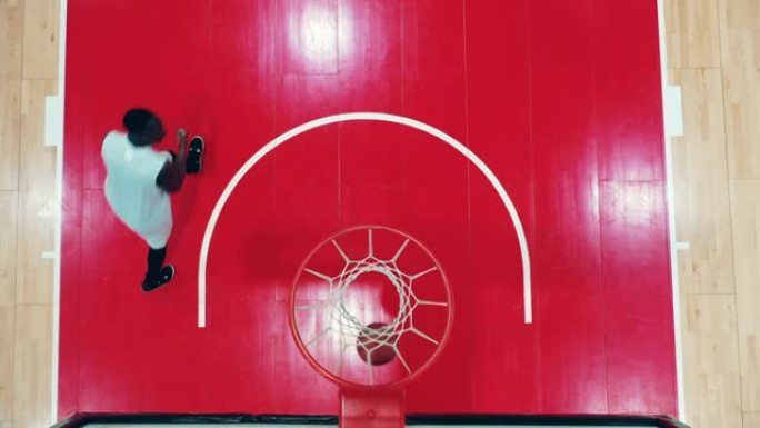 非裔美国人运动员在篮球比赛中得分的俯视图
