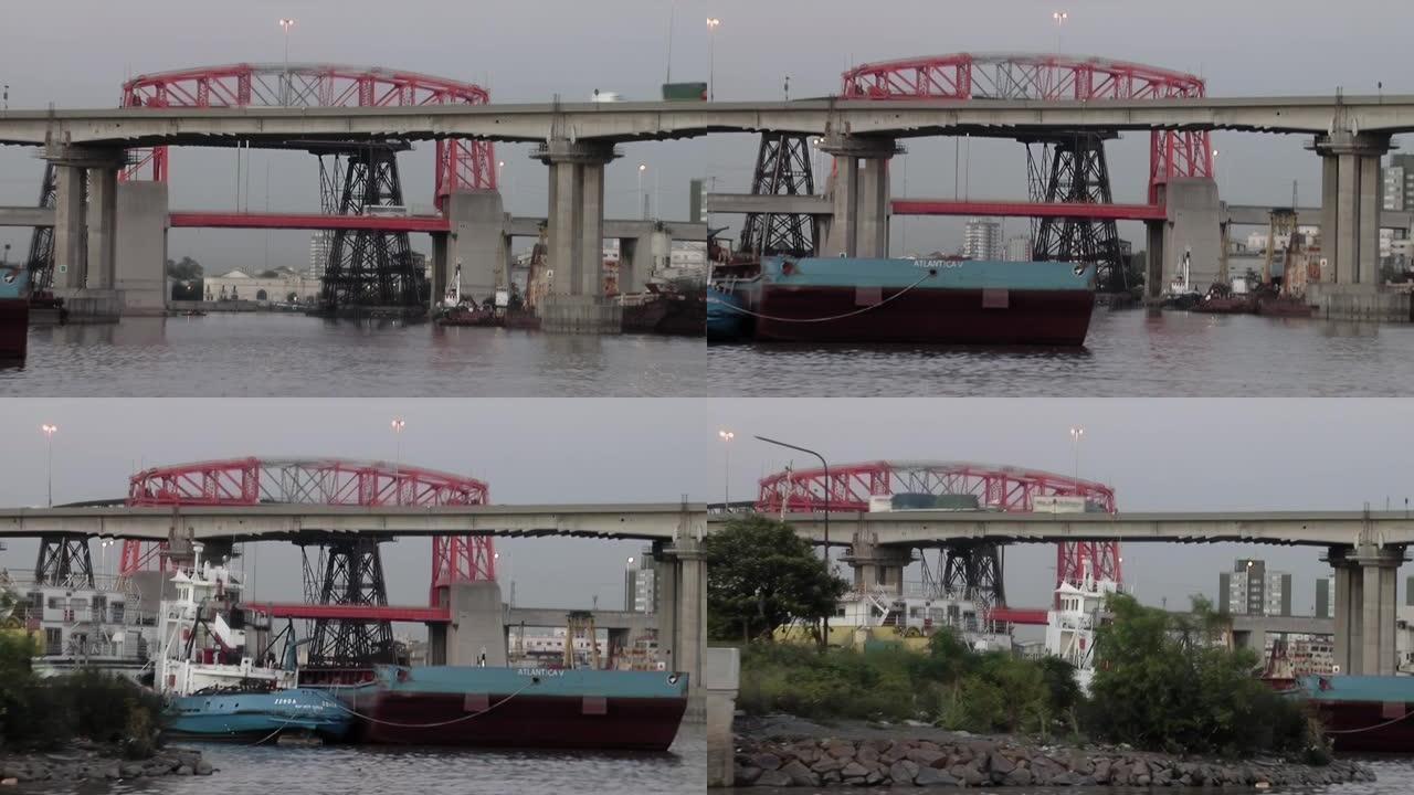 从黎明时离开港口的拖船上看到，阿根廷布宜诺斯艾利斯的拉博卡区旧运输桥和南公路。