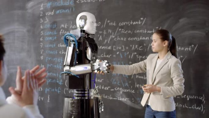 女孩和机器人握手