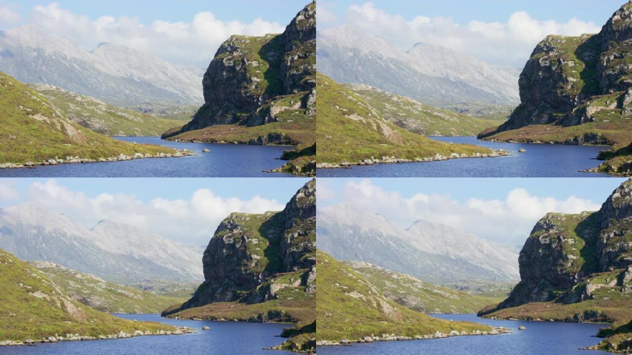 沿山流淌的河流的风景