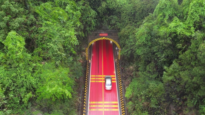 俯瞰网红隧道车流  神仙岭隧道