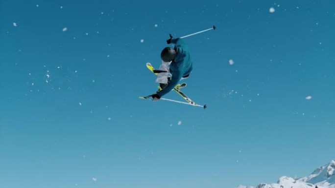 特写: 专业的自由式滑雪者骑着踢脚并进行旋转技巧。