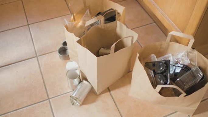 用于在厨房中回收的塑料和金属袋