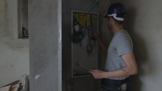 在家庭建筑工地工作的电工检查接线