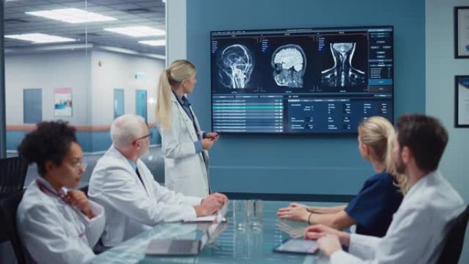 医院会议室: 女神经科医生在电视屏幕上显示MRI扫描大脑图像，神经科学家团队，医生讨论患者治疗，药物