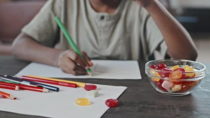 孩子画画和吃糖果宣传片实拍视频素材