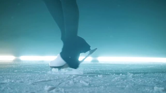 冰鞋中运动员腿的慢动作在冰上旋转