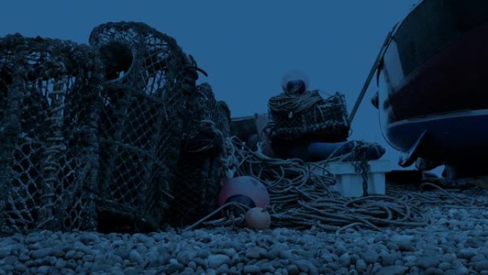 龙虾锅和渔网在晚上乘船