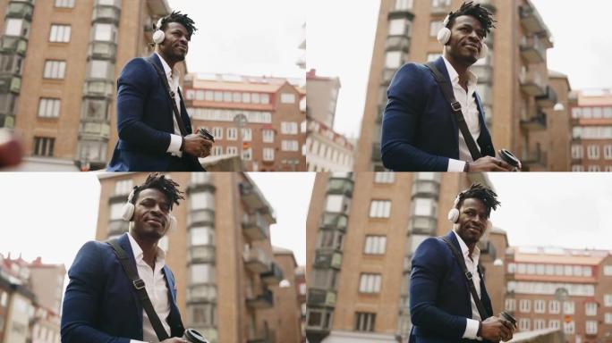 商人用无线耳机收听播客