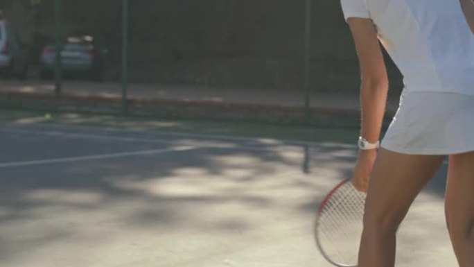 一名年轻女子在球场上打网球的4k录像