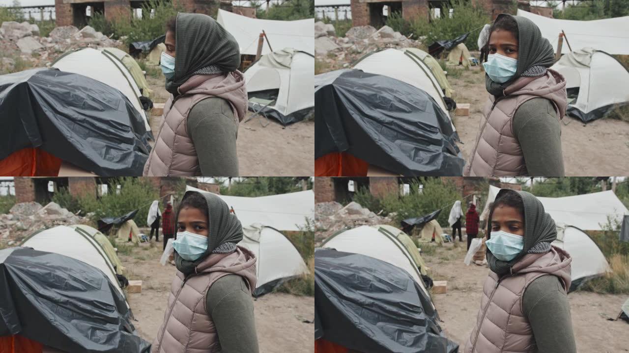 帐篷城市戴着口罩的难民女孩