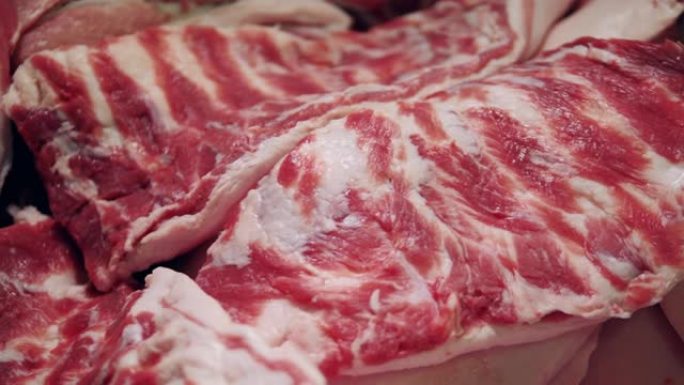 肋骨上的生肉块放在一起。食品厂、鲜肉加工厂。
