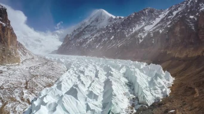 雪白冰川躺在高原山谷