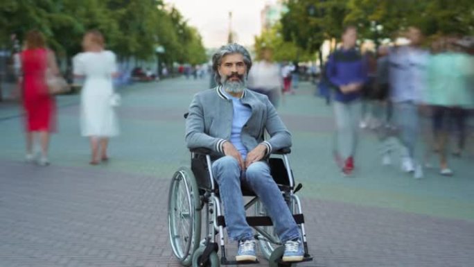 在繁忙的城市街道上坐在轮椅上的残障成熟男子的特写肖像，人们四处奔波